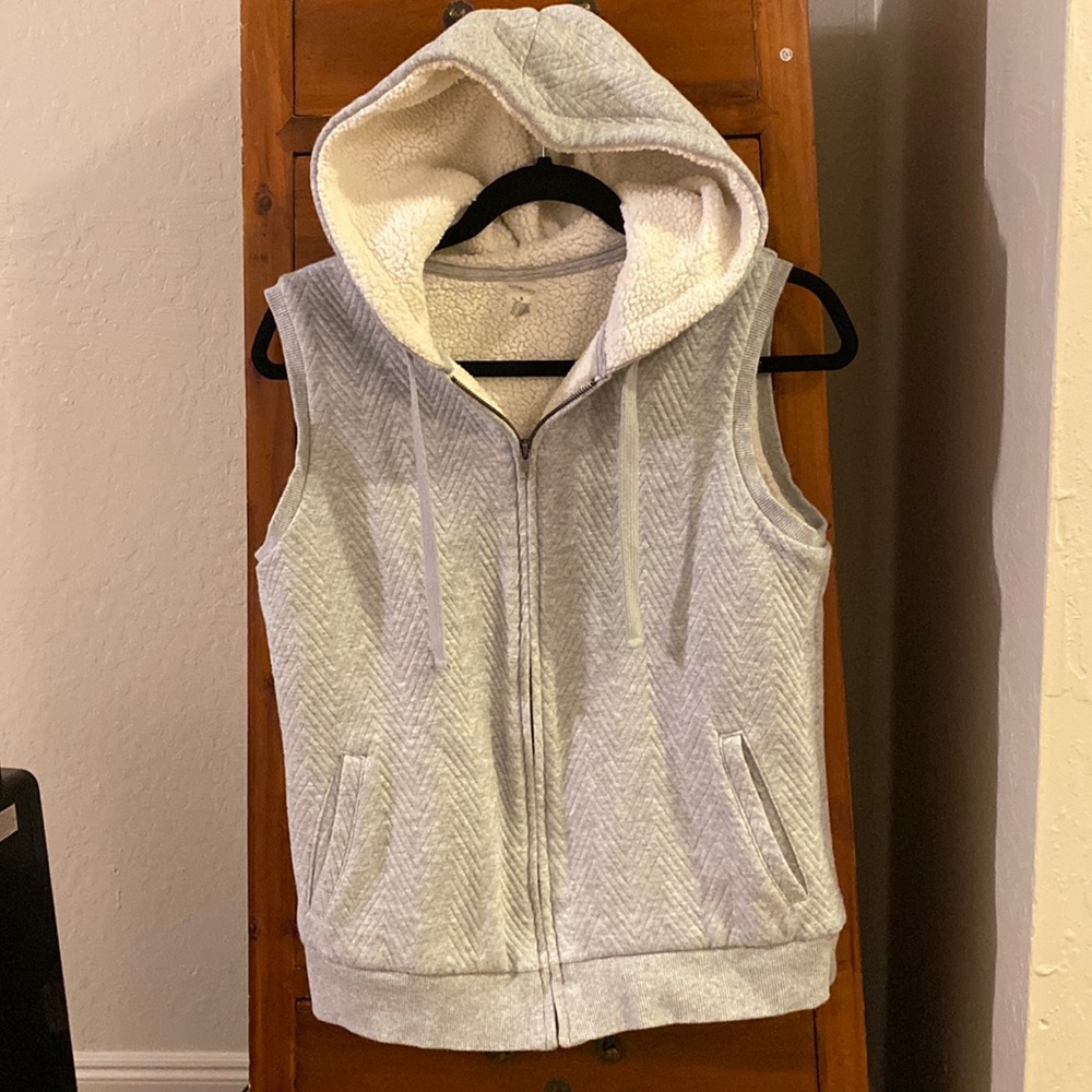 St. John’s Bay active gray quilted jersey vest. Small.